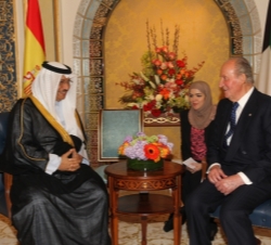 El Rey conversa con el Primer Ministro del Estado de Kuwait durante la audiencia